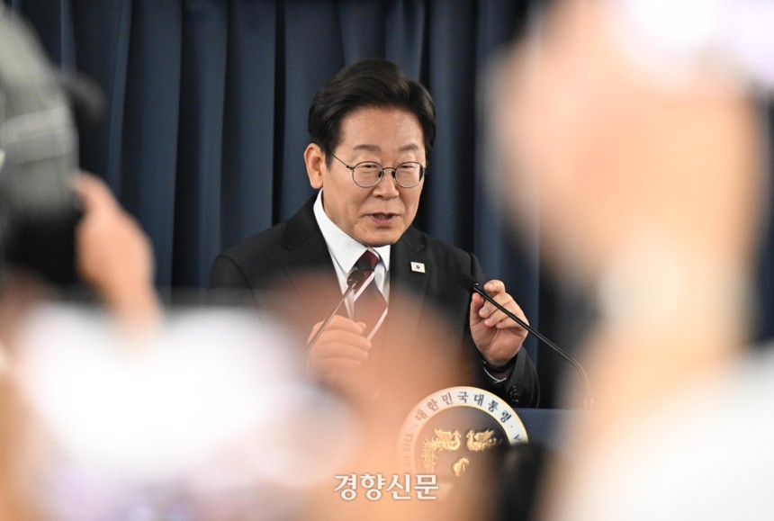 이재명 대통령이 16일(현지시간) 주요 7개국(G7) 정상회의 참석을 위해 캐나다 캘거리로 향하는 공군 1호기 기내에서 기자회견을 하고 있다.  김창길 기자
