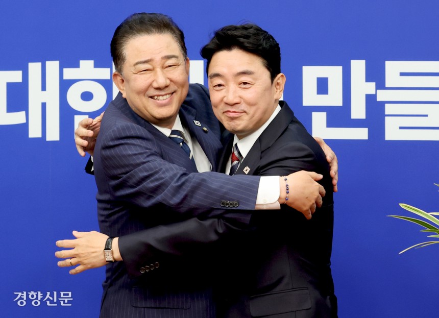 강훈식 대통령비서실장(오른쪽)이 김병기 더불어민주당 원내대표와 17일 국회 본관 민주당 대표실에서 만나 포옹하고 있다. 박민규 선임기자