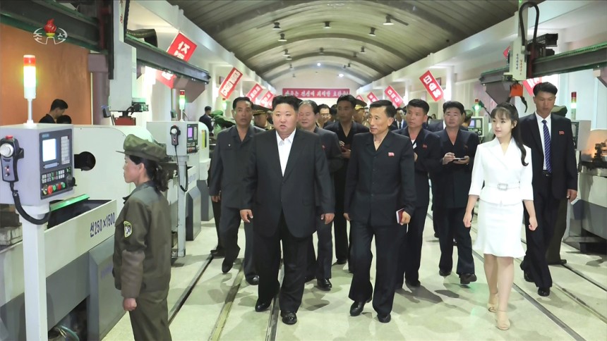 김정은 북한 국무위원장이 딸 주애와 함께 지난 13일 중요군수공업기업소를 현지지도하고 상반기 포탄생산 실태와 능력확장 및 현대화 정형을 구체적으로 요해(파악)했다고 조선중앙TV가 14일 보도했다. 연합뉴스