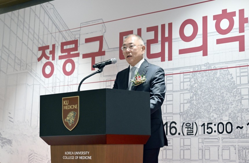 ‘정몽구 미래의학관’ 준공식 인사말 하는 정의선 회장 정의선 현대자동차그룹 회장이 지난 16일 서울 성북구 고려대의료원 메디사이언스파크에서 열린 ‘정몽구 미래의학관’ 준공식에서 인사말을 하고 있다. 정몽구 명예회장은