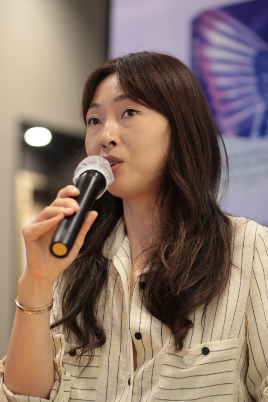 김주혜 작가가 17일 서울 나인트리 바이 파르나스 인사동에서 열린 &lt;밤새들의 도시&gt; 출간기념 기자간담회에서 질문에 답하고 있다. 연합뉴스