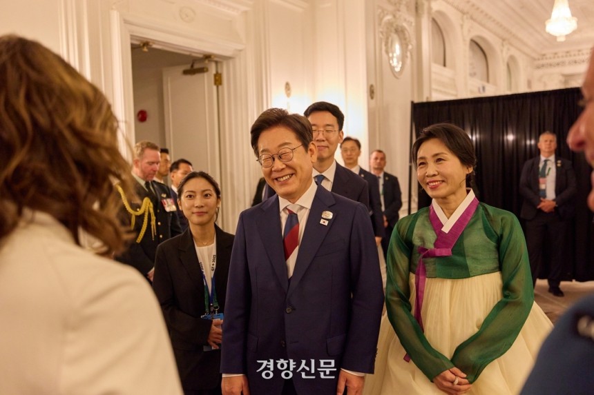 이재명 대통령과 김혜경 여사가 16일(현지시간) 캐나다 캘커리 한 호텔에서 열린 캐나다 총독 내외 주최 주요 7개국(G7) 정상회의 초청국 리셉션에 참석하고 있다. 김창길 기자
