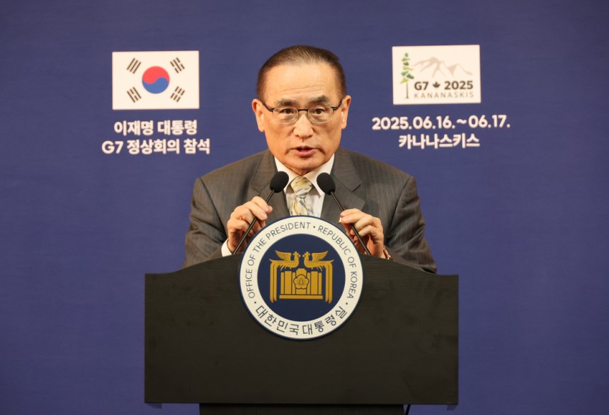 위성락 국가안보실장이 17일(현지시간) 캐나다 캘거리의 한 호텔 한국 프레스센터에서 이재명 대통령의 주요 7개국(G7) 정상회의 관련 브리핑을 하고 있다. 연합뉴스