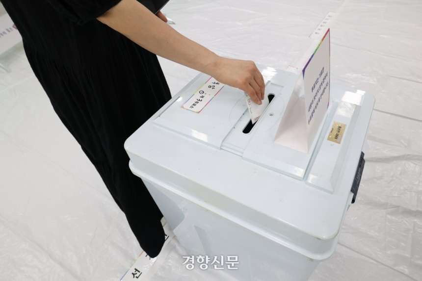 21대 대통령 선거일인 3일 서울 용산구 삼광초등학교 후암동제3투표소를 찾은 시민이 투표하고 있다. 2025.06.03. 정효진 기자