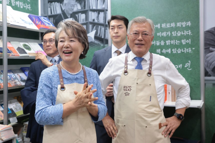 문재인 전 대통령이 18일 서울 강남구 삼성동 코엑스에서 열린 2025 서울국제도서전에서 평산책방  부스를 찾은 독자들과 인사하고 있다. 연합뉴스