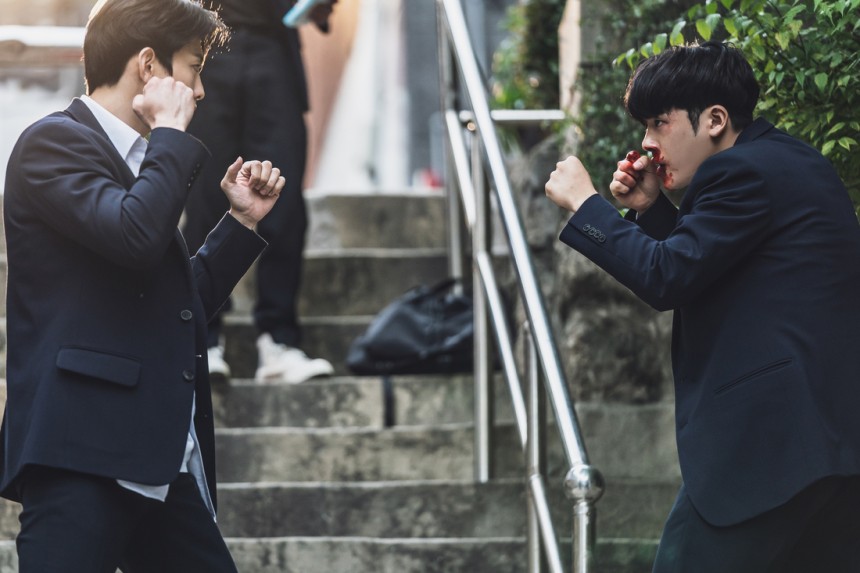 웨이브 오리지널 드라마 &lt;ONE: 하이스쿨 히어로즈&gt;에서 주인공 ‘의겸’(이정하, 오른쪽)이 싸움을 벌이고 있다. 웨이브 제공