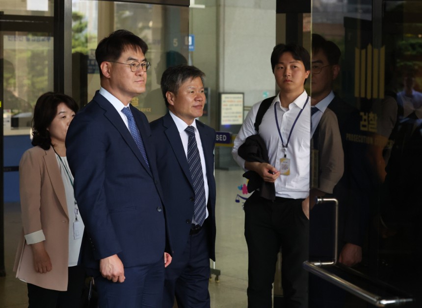 김건희 특검보 임명된 오정희·김형근·문홍주 김건희 여사 관련 의혹을 수사할 민중기 특별검사팀의 특검보들이 18일 박승환 서울중앙지검장 직무대리 겸 1차장검사와 면담한 뒤 중앙지검을 나서고 있다. 왼쪽부터 오정희, 김
