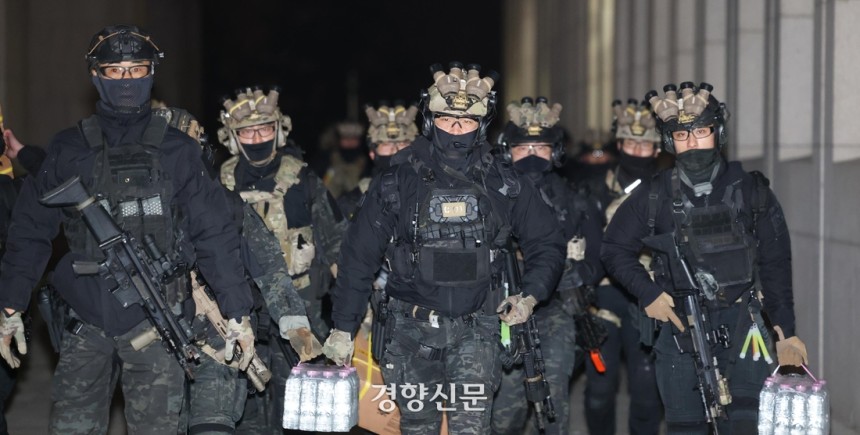 윤석열 전 대통령이 불법계엄을 선포한 후 자정을 넘긴 지난해 12월4일 새벽 서울 여의도 국회의사당에 도착한 무장군인들이 국회본청 진입을 시도하고 있다. 성동훈 기자