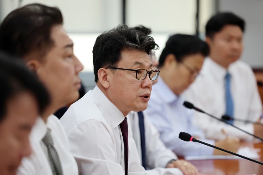 진성준 더불어민주당 정책위의장이 19일 국회에서 열린  정책조정회의에서 발언하고 있다.  박민규 선임기자