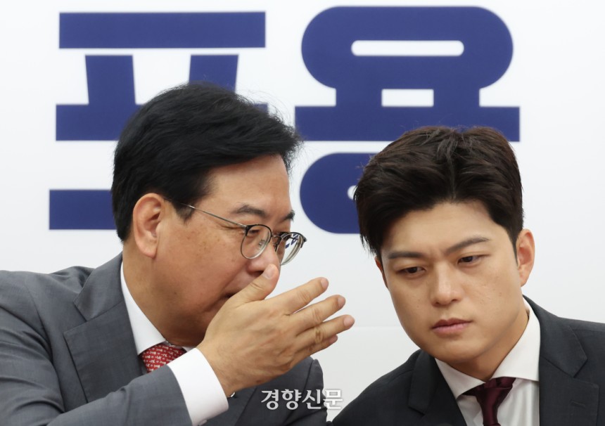 김용태 국민의힘 비상대책위원장(오른쪽)과 송언석 원내대표가 19일 국회에서 열린  비리백화점 이재명 정부 인사청문회 대책회의에서 귀엣말을 하고 있다.  박민규 선임기자