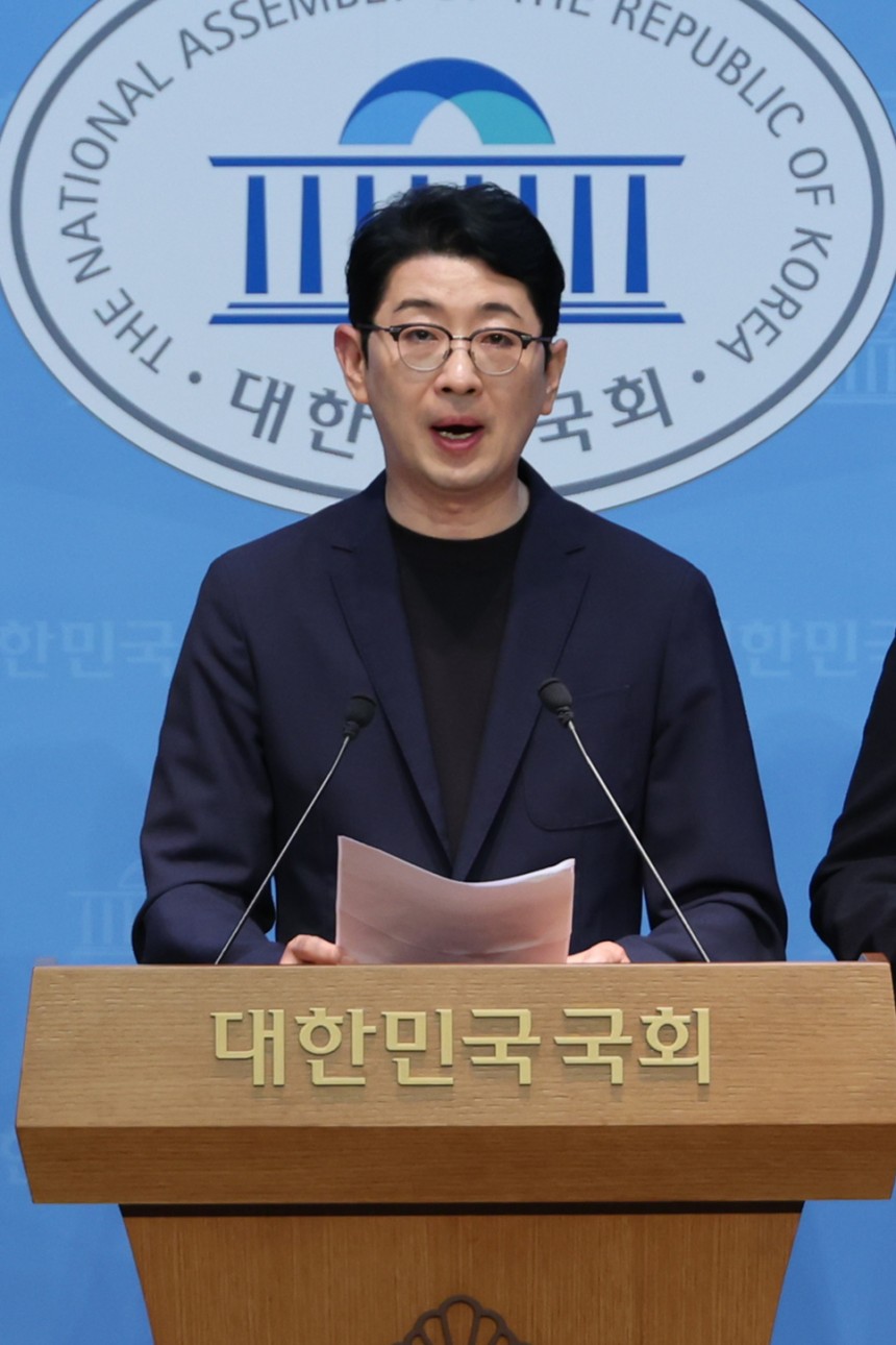 국무총리 인사청문특위 위원인 주진우 국민의힘 의원이 지난 18일 국회 소통관에서 김민석 후보자의 재산 의혹과 관련, 자금 출처를 밝힌 자료 제출을 요구하고 있다. 연합뉴스