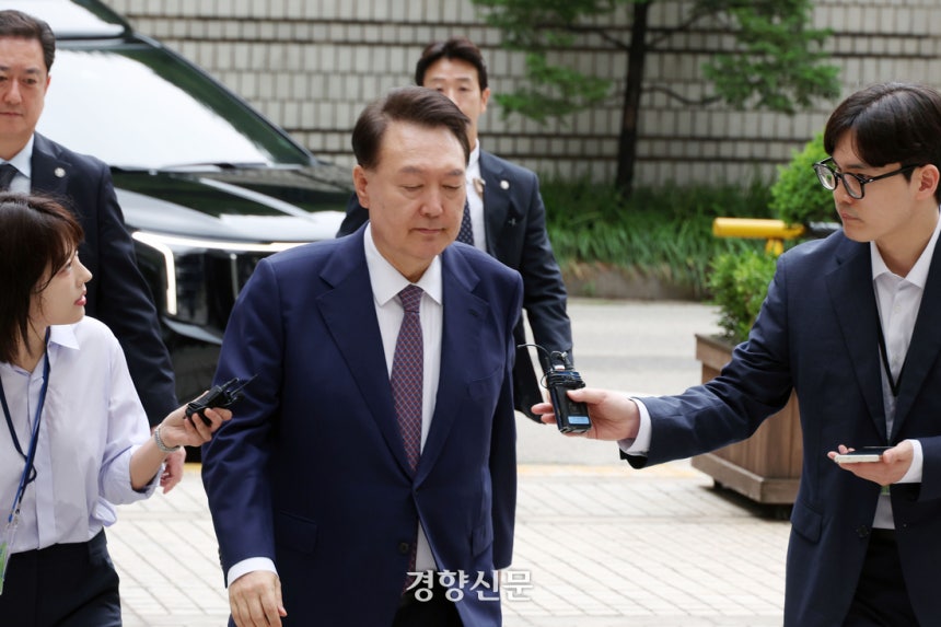 윤석열 전 대통령이 16일 오전 서울 서초구 서울중앙지법에서 열린 내란 우두머리 혐의, 집권남용 권리행사방해 혐의 사건 7차 공판을 받기 위해 법원으로 들어오고 있다.  사진공동취재단