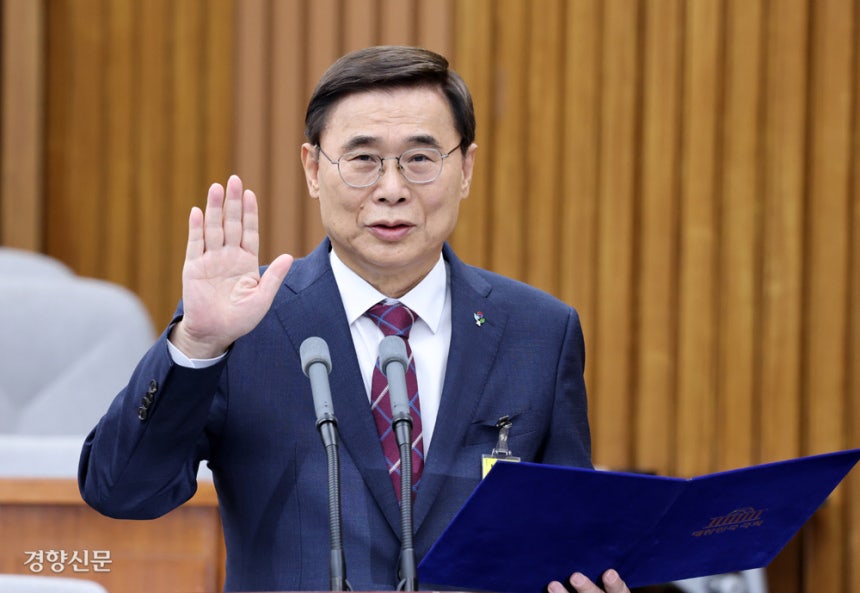이재명 정부 첫 인사청문회 이종석 국가정보원장 후보자가 19일 국회 정보위원회에서 열린 인사청문회에서 선서를 하고 있다. 이재명 정부의 고위직 대상 첫 인사청문회다. 박민규 선임기자 parkyu@kyunghyang.