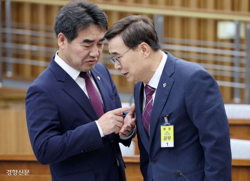국민의힘 간사와 대화 이종석 국가정보원장 후보자(오른쪽)가 19일 국회 정보위원회에서 열린 인사청문회에서 정보위 야당 간사인 이성권 국민의힘 의원과 대화하고 있다. 박민규 선임기자