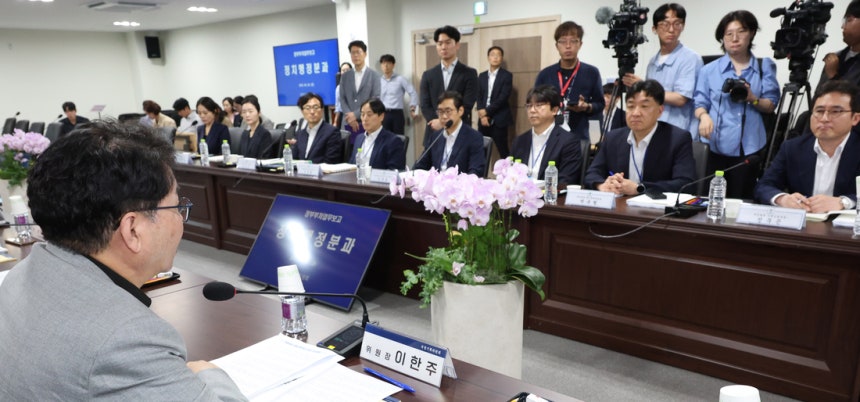 이한주 국정기획위원회 위원장이 20일 서울 종로구 국정기획위원회에서 열린 정치행정분과 검찰청 업무보고에서 모두발언을 하고 있다.  2025.6.20  [공동취재]
