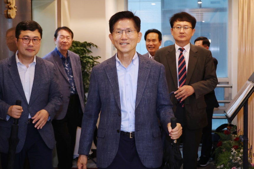 국민의힘 대선 후보였던 김문수 전 고용노동부 장관이 20일 여의도 한 중식당에 오찬을 하러 들어가고 있다. 연합뉴스