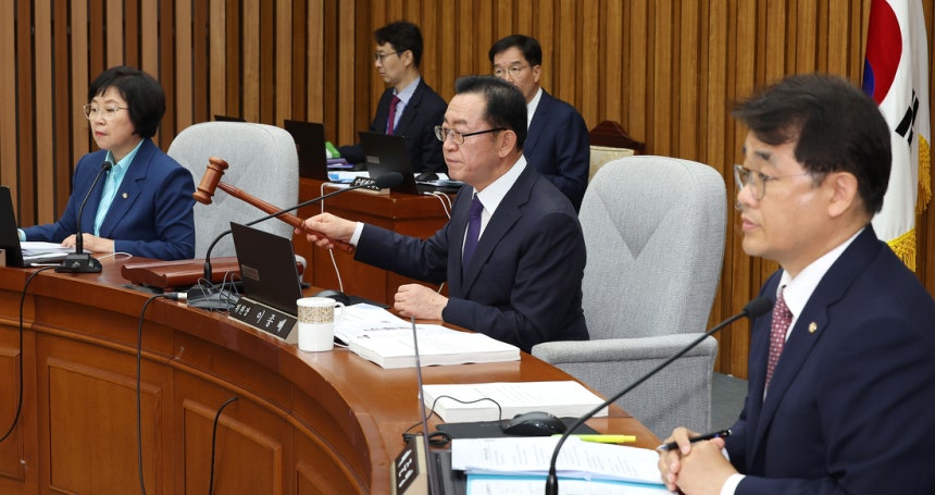 지난 18일 국회에서 열린 국무총리 임명 동의에 관한 인사청문특별위원회 회의에서 국민의힘 소속 이종배 위원장이 의사봉을 두드리고 있다. 왼쪽은 여당 간사로 선임된 김현 의원. 오른쪽은 야당 간사로 선임된 배준영 의원