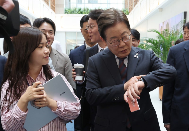 “<b>이재명 대통령 시계</b> 판매는 허위정보…사기 유의해달라”