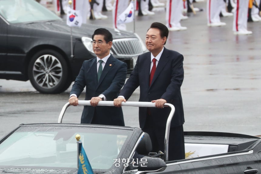 지난해 10월1일 경기 성남 서울공항에서 열린 건군 76주년 국군의날 기념식에서 윤석열 전 대통령이 김용현 전 국방부 장관과 사열하고 있다. 한수빈 기자