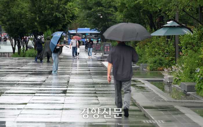 수도권에 본격적인 장마가 시작된 20일 시민들이 우산을 쓴 채 서울 종로구 광화문광장 일대를 걸어가고 있다. 권도현 기자