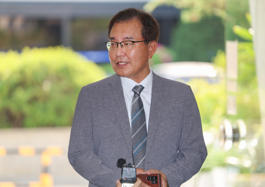 순직 해병 수사 방해 의혹 사건을 수사하는 이명현 특별검사가 19일 서울 서초구 사무실로 출근하며 취재진 질문에 답하고 있다. 연합뉴스