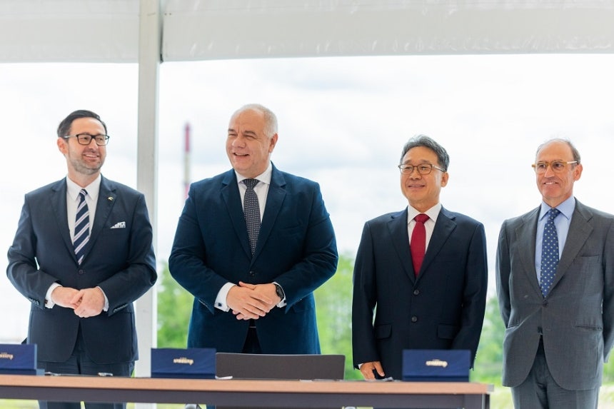 2021년 5월 올레핀 복합단지 확장 프로젝트에 대한 공식 계약 체결식 현장. 왼쪽부터 폴란드 국영 에너지 정유 기업인 PKN 오를렌 회장 다니엘 오바이텍과 폴란드 부총리겸 국가자산부 장관 야첵 사신, 현대엔지니어링