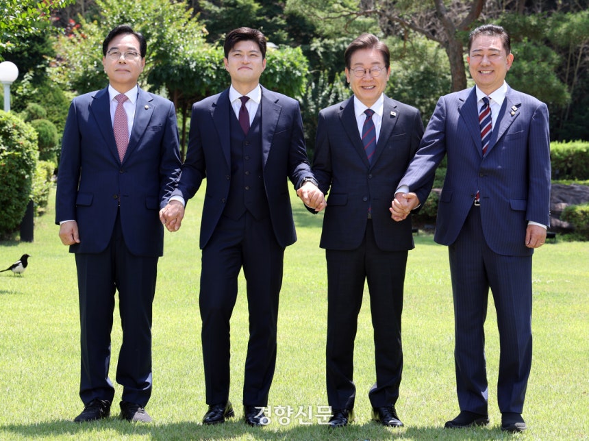 이재명 대통령이 22일 서울 한남동 관저에서 열린 여야 지도부 오찬 회동에서 기념촬영하고 있다. 왼쪽부터 국민의힘 송언석 원내대표와 김용태 비상대책위원장, 이 대통령, 김병기 더불어민주당 대표 직무대행 겸 원내대표.