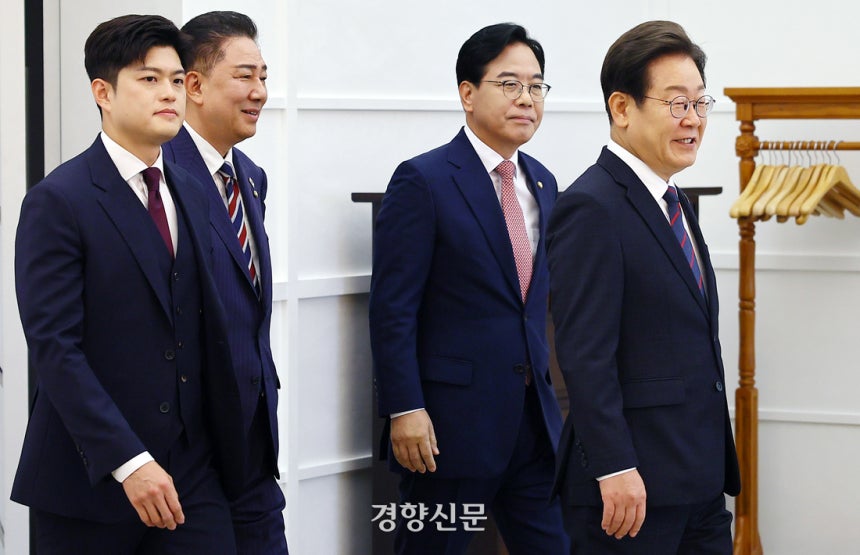 이재명 대통령이 22일 서울 한남동 관저에서 여야 지도부 오찬 회동을 하기 위해 입장하고 있다. 대통령실사진기자단