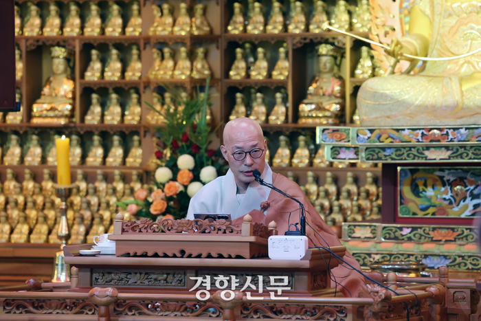 대한불교조계종 총무원장 진우스님이 취임 1000일을 하루 앞둔 22일 서울 강남구 봉은사에서 ‘평등 세상을 위한 사회적 약자 초청 특별법회’을 하고 있다. 정지윤 선임기자