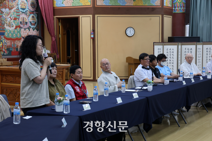 22일 서울 강남구 봉은사에서 열린 ‘평등 세상을 위한 사회적 약자 초청 특별법회 및 간담회’에서 청소노동자, 성소수자, 제주항공 참사 유가족 등 참석자들이 조계종 총무원장 진우스님과 간담회를 열고 있다. 정지윤 선
