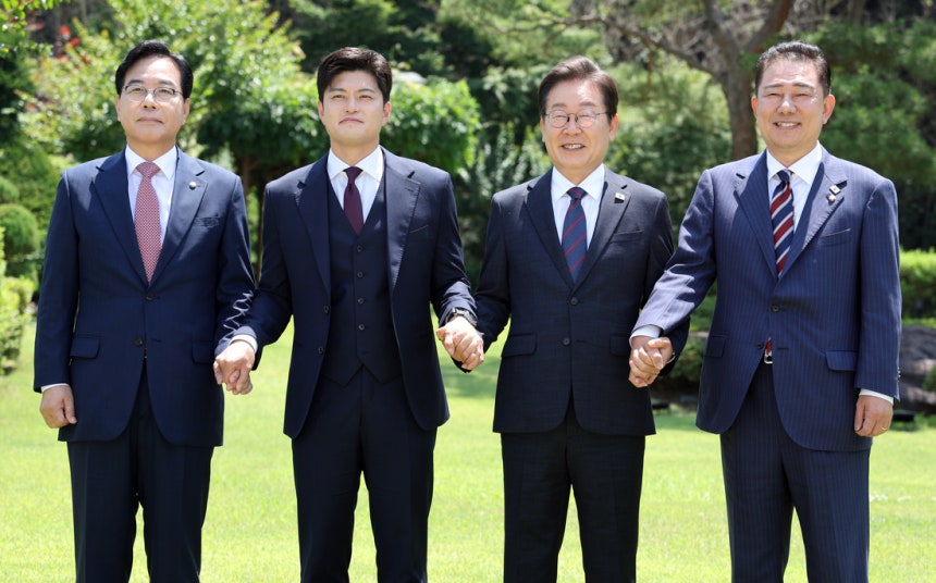 이재명 대통령이 22일 서울 한남동 관저에서 열린 여야 지도부 오찬 회동에서 기념촬영하고 있다. 왼쪽부터 국민의힘 송언석 원내대표, 김용태 비상대책위원장, 이 대통령, 더불어민주당 김병기 당대표 직무대행 겸 원내대표