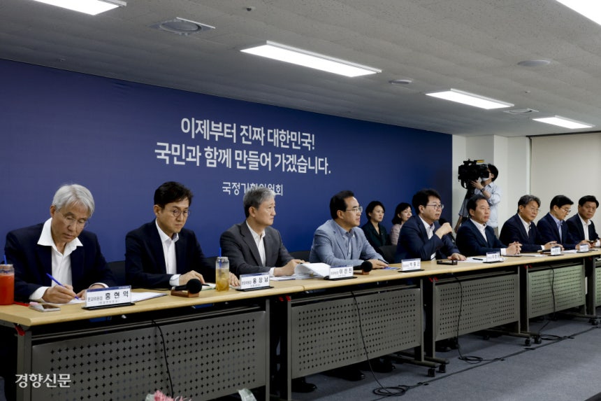 이한주 국정기획위원회 위원장(왼쪽에서 다섯번째)이 22일 정부서울청사 창성동 별관 브리핑실에서 열린 기자간담회에서 발언하고 있다. 왼쪽부터 국정기획위 홍현익 외교안보분과장, 홍창남 사회2분과장, 이찬진 사회1분과장,