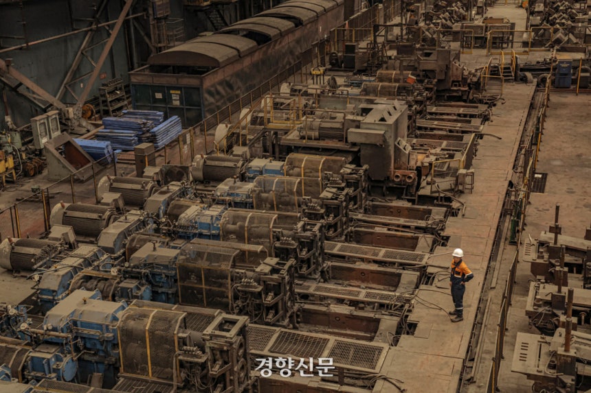 경북 포항시 ‘포스코 포항제철소 1선재공장’에서 지난 16일 만난 선재부 소속 이재석 과장(55)이 지난해 11월 가동을 멈춘 공장을 바라보고 있다. 이씨는 고등학교를 졸업한 1988년부터 이곳에서 36년간 근무했다