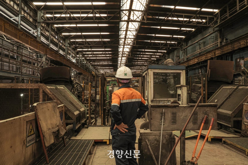 경북 포항시 ‘포스코 포항제철소 1선재공장’에서 지난 16일 만난 선재부 소속 이재석 과장(55)이 지난해 11월 가동을 멈춘 공장을 바라보고 있다. 이씨는 고등학교를 졸업한 1988년부터 이곳에서 36년간 근무했다