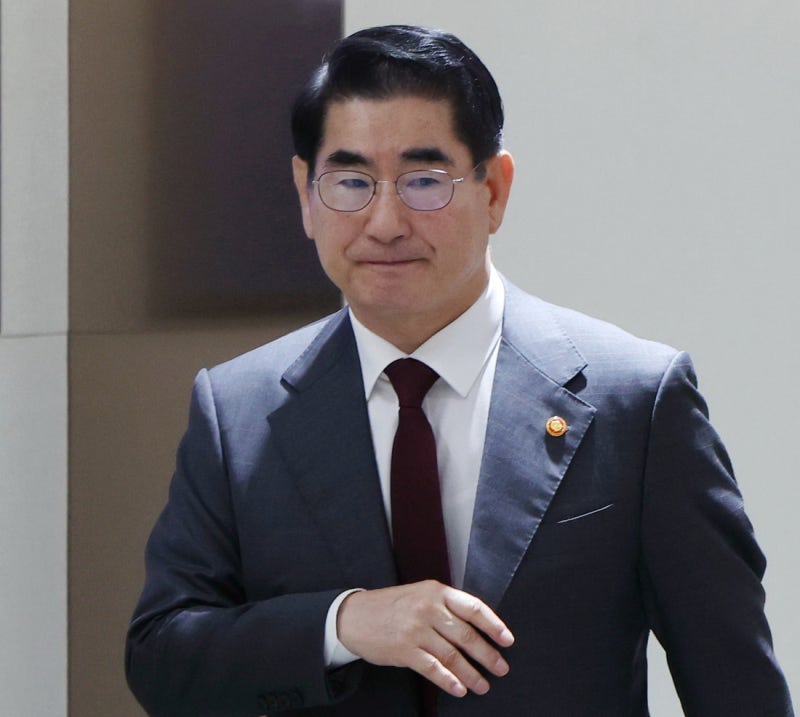 <b>김용현</b>, 구속 심문 앞두고 <b>재판부 기피신청</b>···“특검과 법원이 구속...