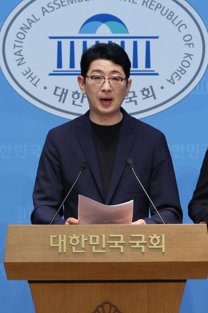 국무총리 인사청문특위 위원인 주진우 국민의힘 의원이 지난 18일 국회 소통관에서 김민석 후보자의 재산 의혹과 관련, 자금 출처를 밝힌 자료 제출을 요구하고 있다. 연합뉴스