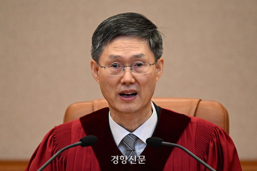 지난 4월4일 문형배 당시 헌법재판관(헌법재판소장 직무대행)이 서울 종로구 헌재 대심판정에서 윤석열 대통령 탄핵심판 인용 결정문을 낭독하고 있다. 사진공동취재단