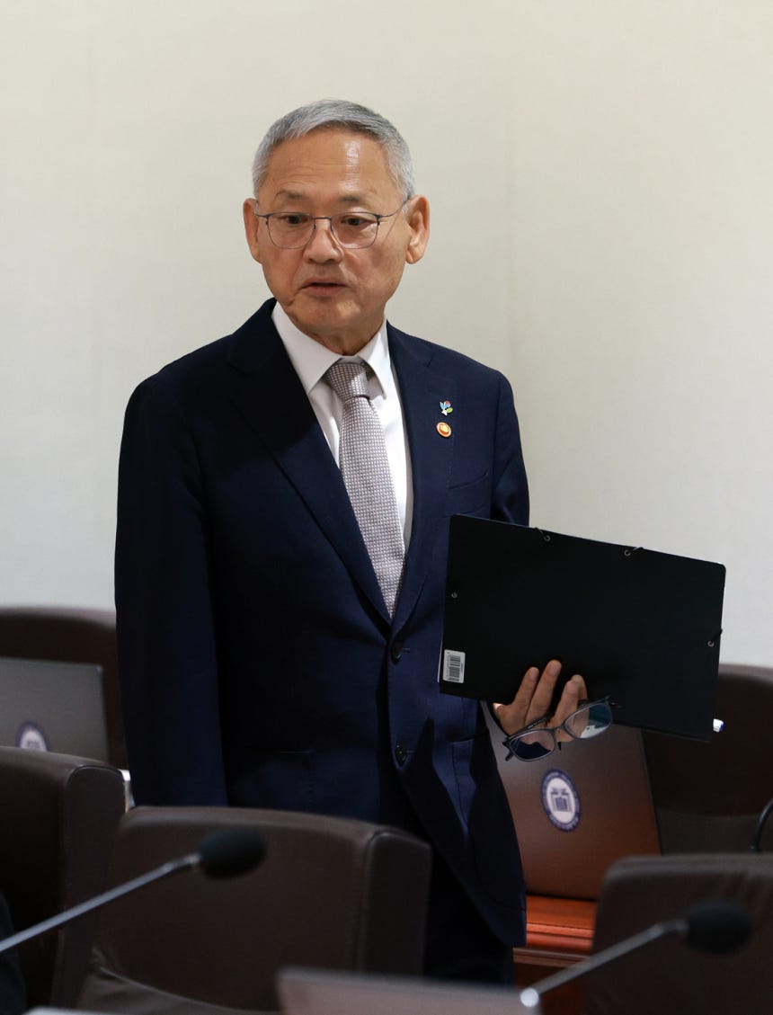 유인촌 문화체육관광부 장관이 지난 5일 서울 용산 대통령실 청사에서 열린 국무회의에 참석하고 있다. [대통령실통신사진기자단]