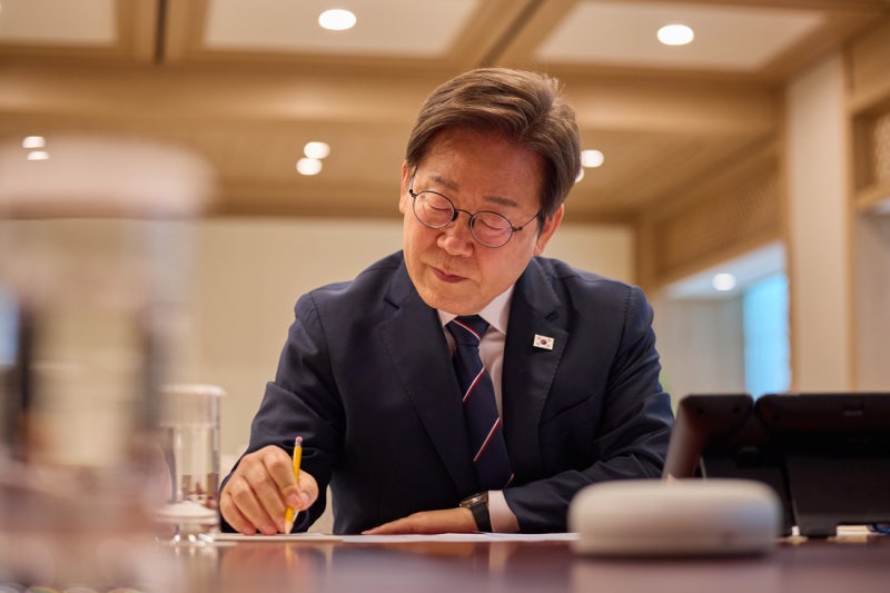 이 <b>대통령</b>, <b>인도네시아 대통령</b>과 첫 <b>통화</b>···“전략적 협력 강화”