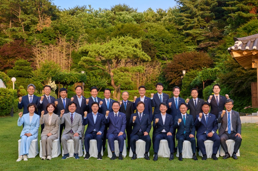 이재명 대통령이 23일 한남동 관저에서 더불어민주당 원내지도부와 만찬에 앞서 기념촬영을 하고 있다. 대통령실 제공