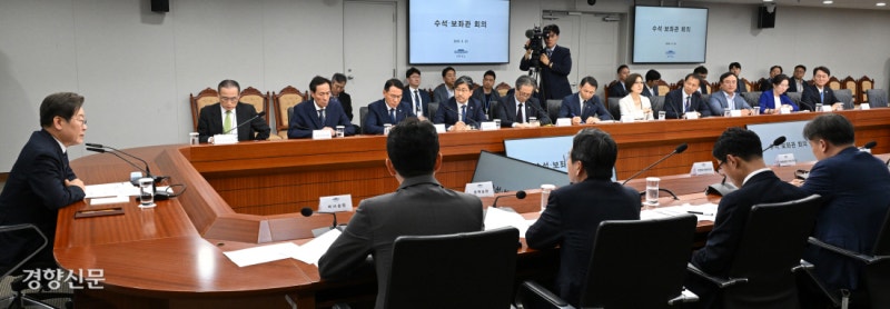 이 대통령, 첫 수석보좌관회의 주재 “중동 상황 위급…전 부처 비상 대응”