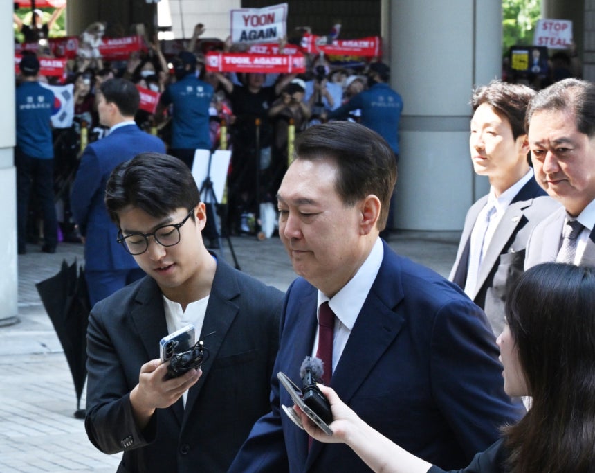 윤석열 전 대통령이 23일 서울중앙지법에서 열린 내란 우두머리 및 직권남용 권리행사 방해 혐의 사건 8차 공판에 출석하고 있다. 사진공동취재단