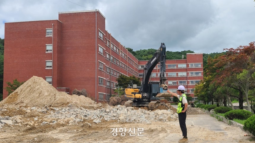 전북 남원시가 서남대 폐교 이후 공사가 멈춘 건축물을 철거하고 있다. 김창효 선임기자