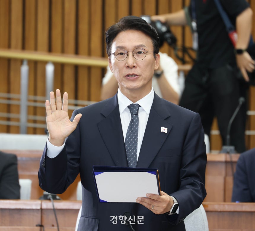 김민석 국무총리 후보자가 24일 국회 인사청문회에서 선서를 하고 있다. 성동훈 기자