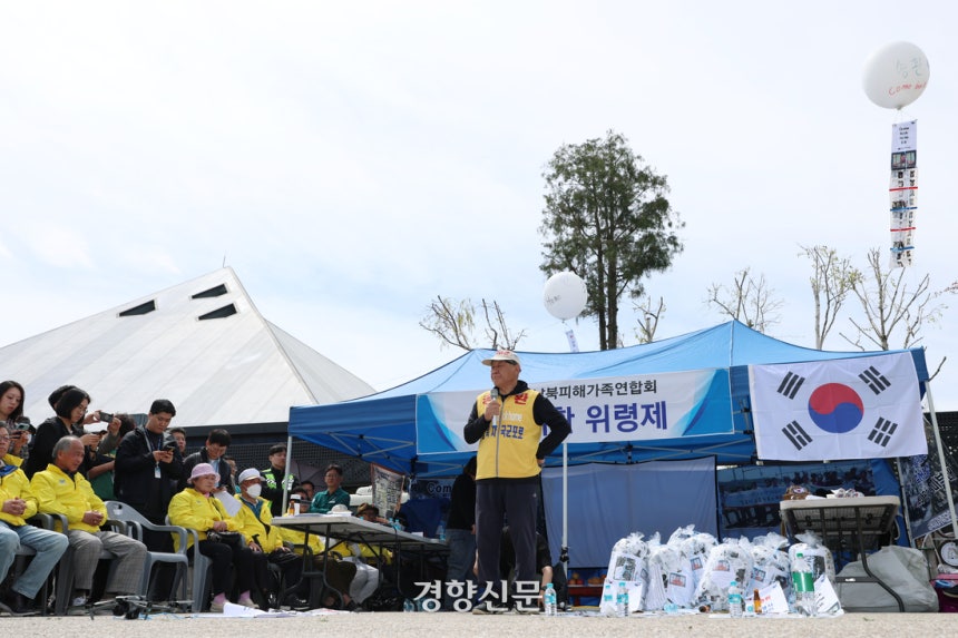납북자가족모임 대표 최성룡씨가 23일 경기 파주 임진각 앞에서 대북전단 살포를 시도하기 전 발언하고 있다. 한수빈 기자