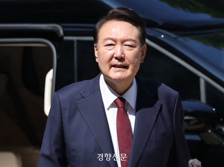 윤석열 전 대통령이 지난 23일 오전 서울 서초구 서울중앙지방법원에서 내란 우두머리 혐의 사건 8차 공판에 출석하고 있다. 사진공동취재단