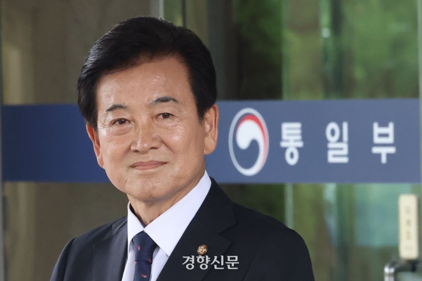 정동영 통일부 장관 내정자가 24일 서울 종로구 남북관계관리단에 마련된 인사청문회 준비 사무실로 출근하며 취재진 질문에 답하고 있다. 한수빈 기자