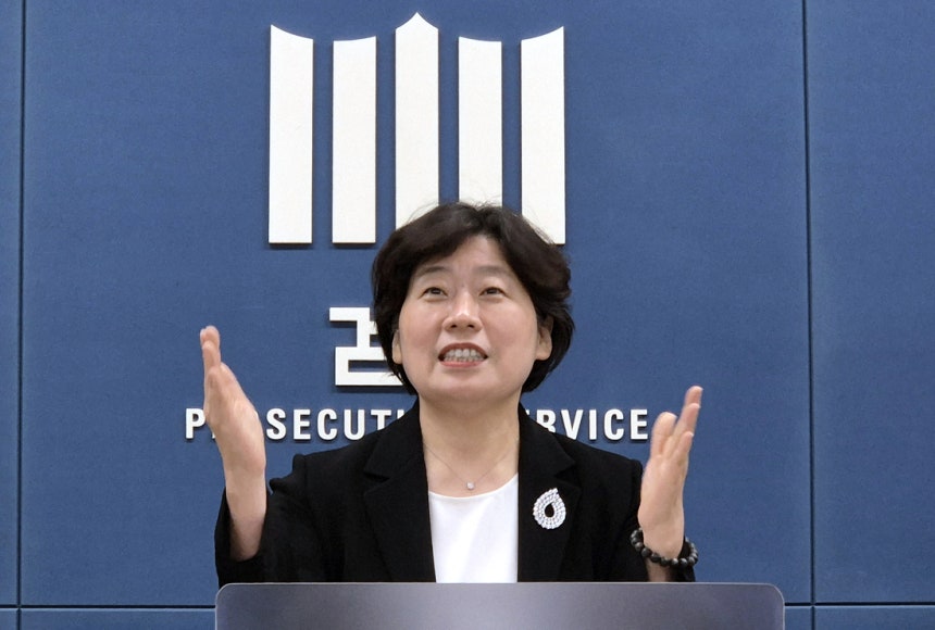 ‘12·3 비상계엄 사건’을 수사하는 조은석 내란 특검팀의 박지영 특검보가 24일 서울 서초구 서울고등검찰청 기자실에서 윤석열 전 대통령에 대해 특수공무집행방해 혐의 등으로 체포영장을 전격 청구했다는 내용을 브리핑하