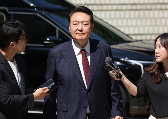 윤석열 전 대통령이 지난 23일 오전 서울 서초구 서울중앙지법에서 내란 우두머리 혐의 사건 8차 공판에 출석하고 있다. 사진공동취재단