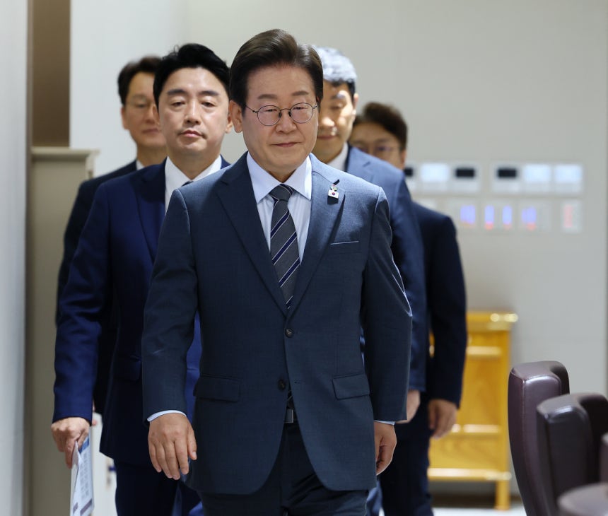 이재명 대통령이 24일 용산 대통령실 청사에서 열린 국무회의에 참석하고 있다. 대통령실사진기자단